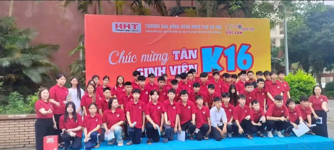 강의실과 캠퍼스에서 설명을 듣는 유학생들