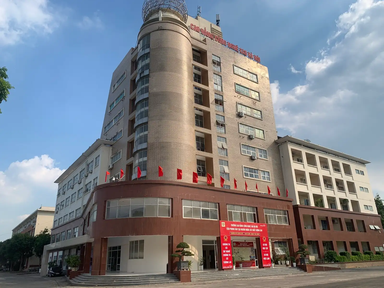 도시 전경과 글로벌 네트워크 상징 이미지